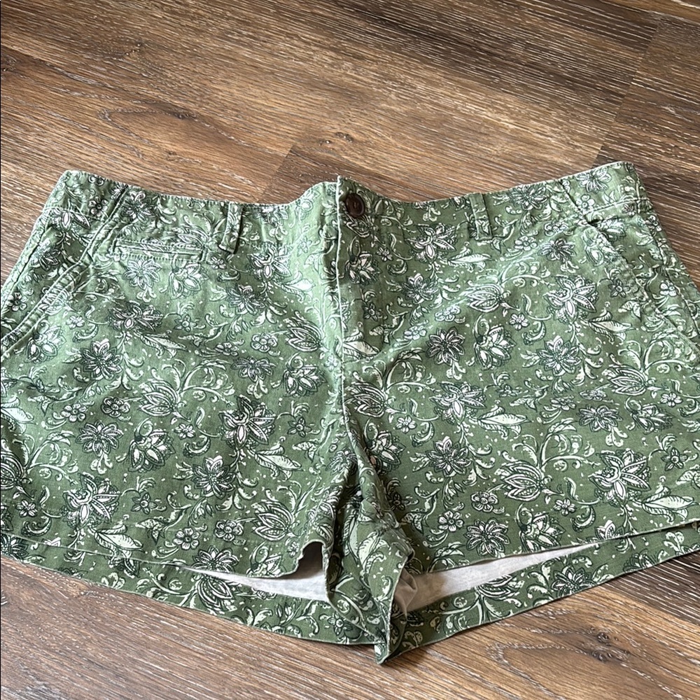 GAP Green and White short Shorts 12
